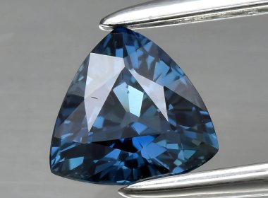 Arka planda doğal mavi safir taşı