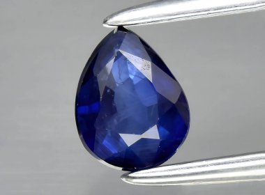 Arka planda doğal mavi safir taşı