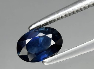 Arka planda doğal mavi safir taşı