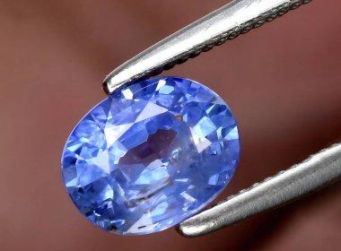 Arka planda doğal mavi safir taşı