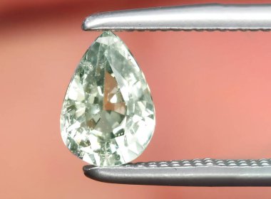 Arka planda doğal açık yeşil safir mücevher