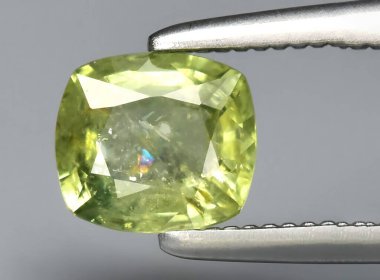 Arka planda doğal açık yeşil safir mücevher