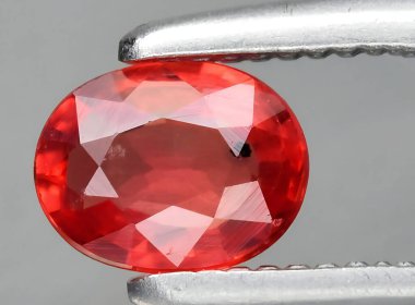 Arka planda doğal parlak kırmızı safir mücevher