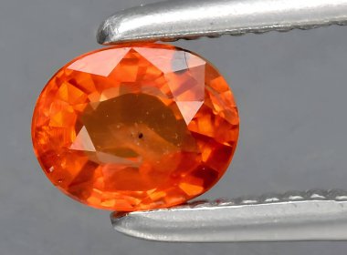 Arka planda doğal parlak turuncu safir mücevher