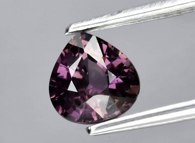 Arka planda doğal mor safir mücevheri