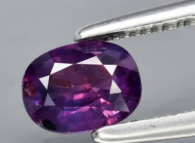 Arka planda doğal mor safir mücevheri