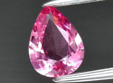 Arka planda doğal pembe döner mücevher