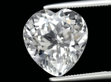 Arka planda doğal beyaz topaz taşı