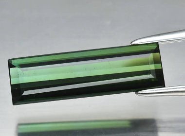 Arka planda doğal yeşil turmalin mücevheri