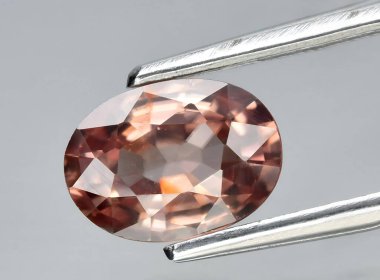 Arka planda doğal kahverengi zirkon taşı