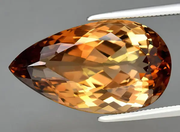 Arka planda doğal şampanya topaz mücevheri