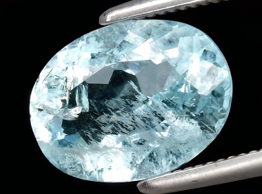 Arka planda doğal mavi akuamarin beryl