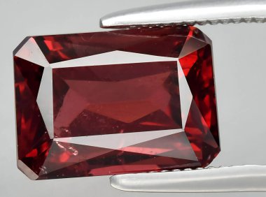 Arka planda doğal kırmızı yakut taşı