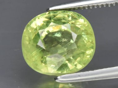 Arka planda doğal sarı grossular garnet taşı