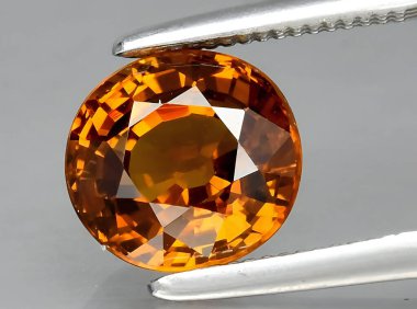 Arka planda doğal kahverengi grossular garnet mücevheri