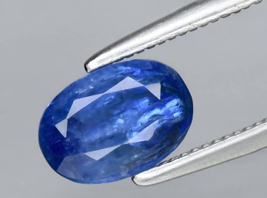 Arka planda doğal mavi kyanit mücevheri