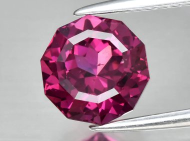 Arka planda doğal kırmızı yakut taşı taşı