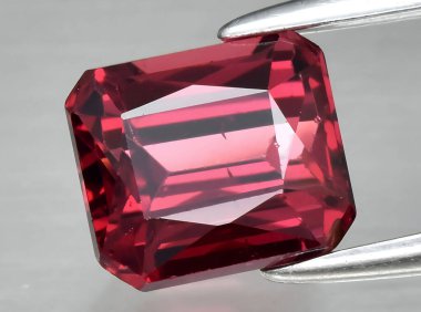 Arka planda doğal kırmızı yakut taşı taşı