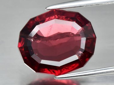 Arka planda doğal kırmızı yakut taşı taşı