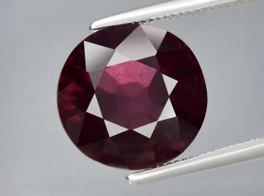 Arka planda doğal kırmızı yakut taşı taşı