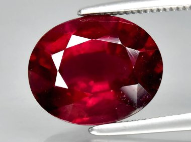 Arka planda doğal kırmızı yakut taşı taşı