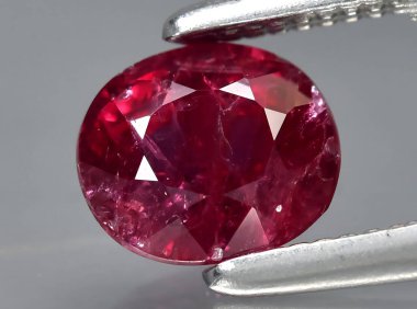 Arka planda doğal pembe yakut mücevheri