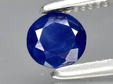 Arka planda doğal mavi safir taşı