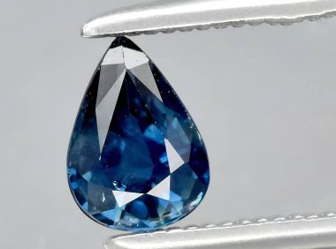 Arka planda doğal mavi safir taşı