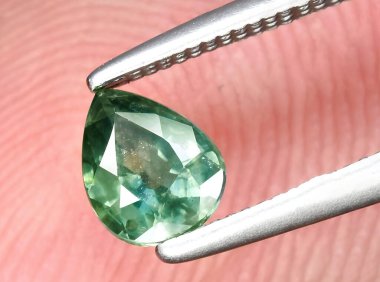 Arka planda doğal yeşil safir mücevheri