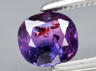 Arka planda doğal mor safir mücevheri