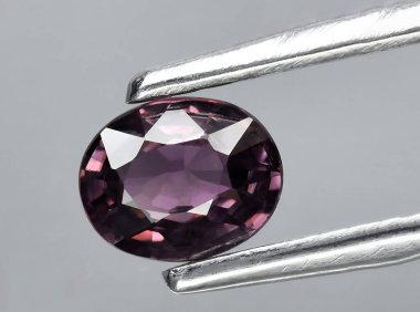 Arka planda doğal mor safir mücevheri