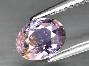 Arka planda doğal açık mor safir mücevher