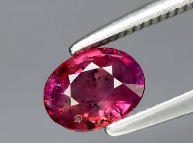 Arka planda doğal pembe safir mücevher.