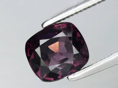 Arka planda doğal mor spinel mücevher