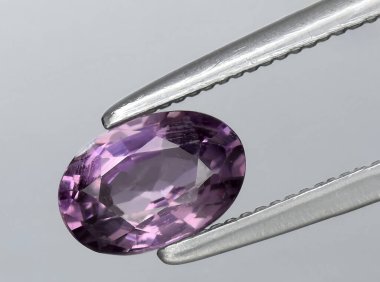 Arka planda doğal mor spinel mücevher