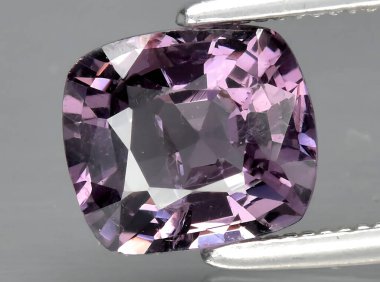 Arka planda doğal mor spinel mücevher