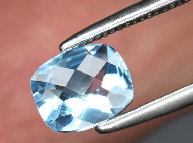 Arka planda doğal mavi topaz taşı