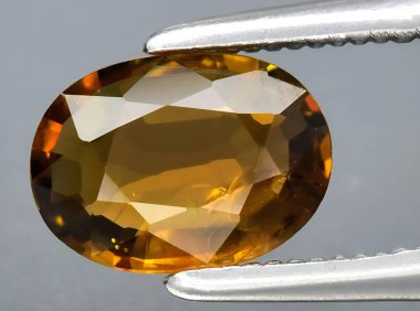 Arka planda doğal turuncu dravit mücevheri