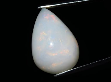 Arka planda doğal gökkuşağı opal mücevheri