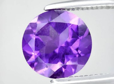 Arka planda doğal ametist taşı