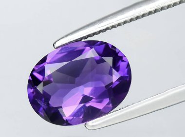 Arka planda doğal ametist taşı