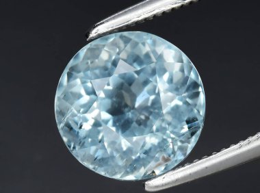 Arka planda doğal mavi aqauamarine beryl mücevheri