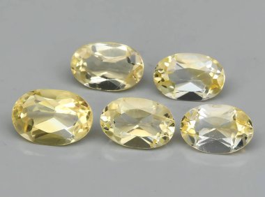 Arka planda doğal sarı sitrin kuvars taşı