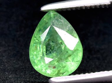 Arka planda doğal yeşil taşımsı talep taşı