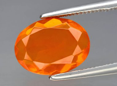 Arka planda doğal ateş turuncu opal mücevher