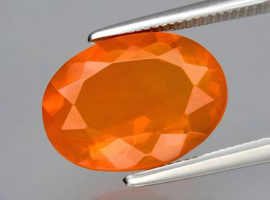Arka planda doğal ateş turuncu opal mücevher