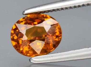 Arka planda doğal turuncu grossular garnet mücevheri