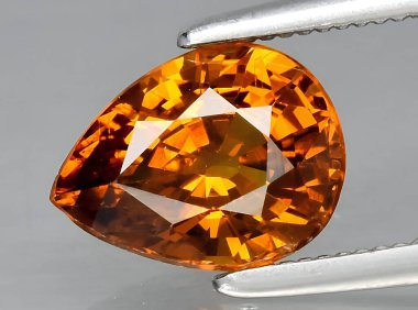 Arka planda doğal turuncu grossular garnet mücevheri