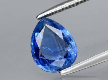 Arka planda doğal mavi kyanit mücevheri