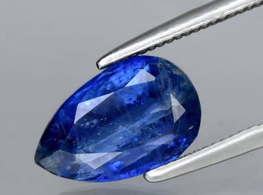 Arka planda doğal mavi kyanit mücevheri